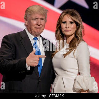 Cleveland, Ohio, USA. 18 juillet, 2016. Le candidat présidentiel américain républicain gestes Donald Trump à son épouse MELANIA TRUMP après qu'elle a conclu son discours à la Convention nationale du Parti républicain. © Mark Reinstein/zReportage.com/ZUMA Wire/Alamy Live News Banque D'Images