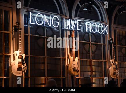 Dans l'atmosphère de spectateurs dans Guns N' Roses pas dans cette vie d' Kick off event, John Varvatos Bowery, New York, NY 22 juillet 2016. Photo par : Derek Storm/Everett Collection Banque D'Images