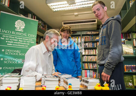 Cork, Irlande. 22 juillet, 2016. Gerry Adams, le président du Sinn Féin, parti politique était en Ruiseal Liam's bookshop dans Oliver Plunkett Street, Cork, le vendredi 22 juillet, la signature de son nouveau livre - "mon petit livre de Tweets'. Parmi les livres et l'un de M. Adams, les passions des canards en caoutchouc, ont été Kate et Martin Fleming, tous deux de Schull, illustré obtenir leur exemplaire du livre signé par M. Adams. Credit : Andy Gibson/Alamy Live News. Banque D'Images