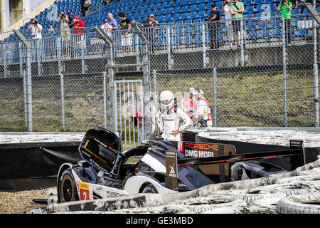 Nurburgring, en Allemagne. 22 juillet, 2016. WEC 6 heures de Nurburgring course d'endurance, la libre pratique. # 2 L'équipe de Porsche (DEU) Porsche LMP1 hybride 919 Romain Dumas (FRA) : Action de Crédit Plus Sport Images/Alamy Live News Banque D'Images