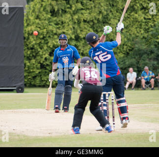 Brentwood, Essex, 22 juillet 2016, Simon Jones, de l'équipe de cricket anglais PCA Masters frappe la balle contre Brentwood Cricket Club Crédit : Ian Davidson/Alamy Live News Banque D'Images