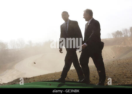 Springfield, Virginia, USA. Feb 11, 2009. Springfield, VA - 11 février 2009 -- Le président des États-Unis Barack Obama marche avec le gouverneur de Virginie Tim Kaine, après avoir fait un discours sur le site de construction du comté de Fairfax Street, Springfield, VA, le mercredi 11 février 2009.Crédit : Aude Guerrucci - Piscine via CNP © Aude Guerrucci/CNP/ZUMA/Alamy Fil Live News Banque D'Images