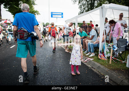 Nimègue, aux Pays-Bas. 22 juillet, 2016. Puisque c'est la plus grande épreuve de marche de plusieurs jours, les quatre jours de marches est considéré comme le premier exemple d'esprit sportif et les liens entre militaires et civils et les femmes de nombreux pays différents. La dernière journée de marche traverse tombe, Cuijk, Overasselt et Malden. La pluie, les orages, grêle et vents forts attendus dans les Pays-Bas pour les prochaines heures, a attiré l'Vierdaagse organisateurs totalement par surprise. Credit : Romy Arroyo Fernandez/Alamy Live News Banque D'Images