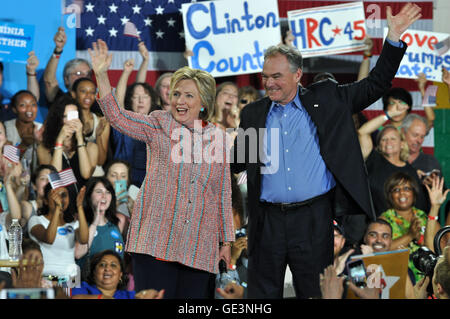 Juillet 22, 2016 - (photo) - le candidat démocrate Hillary Clinton picks Virginia Sen. Tim Kaine pour colistier à la vice-présidence. Sur la photo : July 14, 2016 - Annandale, Virginia, États-Unis - candidat à la présidence démocrate Hillary Clinton et le sénateur américain TIM KAINE à un événement de campagne à Northern Virginia Community College. © Tina Fultz/ZUMA/Alamy Fil Live News Banque D'Images