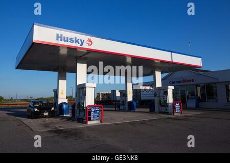 Joyceville (Ontario), Canada. 22 juillet, 2016. Station-service Husky à Joyceville (Ontario), le 22 juillet 2016. Une fuite de pipeline Husky Energy à propos de 200 000 litres de pétrole lourd dans la rivière Saskatchewan Nord près de la ville de North Battleford, en Saskatchewan, le 22 juillet. © Lars Hagberg/ZUMA/Alamy Fil Live News Banque D'Images