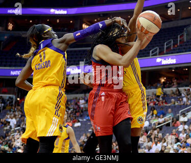 Washington, DC, USA. 22 juillet, 2016. 20160722 - Los Angeles Sparks ESSENCE avant Carson (17 fautes) Washington Mystics guard TIERRA RUFFIN-PRATT (14) sur un coup de tenter dans la seconde moitié du Verizon Center de Washington. © Chuck Myers/ZUMA/Alamy Fil Live News Banque D'Images