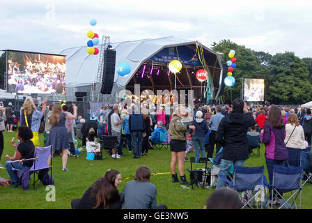 Liverpool, Royaume-Uni. 22 juillet, 2016. LIMF(Liverpool International Music Festival) 2016 a commencé avec un festival gratuit à Liverpool Sefton Park le vendredi soir, 22 juillet, 2016. Le Royal Liverpool Philharmonic Orchestra traité les festivaliers avec classique musiques de films ainsi que de la musique de Beatles et autres groupes locaux. Credit : Pak Hung Chan/Alamy Live News Banque D'Images