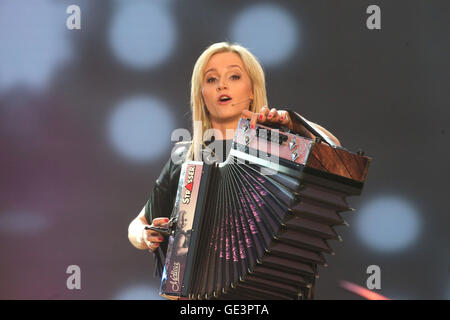 Roma, en Autriche. 22 juillet, 2016. Naschenweng la chanteuse Melissa effectue au cours de la répétition générale pour l'événement en plein air 'Wenn die Musi spielt' en Bad Kleinkirchheim dans Roma, l'Autriche, 22 juillet 2016. L'émission sera diffusée sur le RIM et ORF le 23 juillet 2016. Photo : Bodo Schackow/dpa/Alamy Live News Banque D'Images