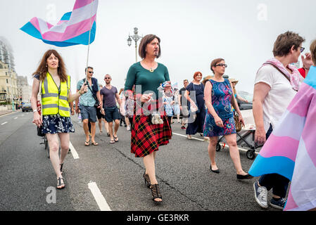 Brighton, UK. 23 juillet, 2016. La marche de la fierté Trans en Provence aujourd'hui. Crédit : Andrew Hasson/Alamy Live News Banque D'Images