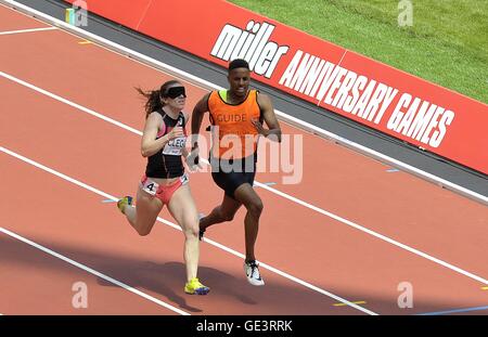 Londres, Royaume-Uni. 23 juillet, 2016. Libby Clegg (GBR) et son guide Ryan dans l'Asquith womens 200m T11/12. Jeux d'anniversaire. London Diamond League. Stade olympique. Queen Elizabeth Olympic Park. Stratford. Londres. UK. 23/07/2016. Credit : Sport en images/Alamy Live News Banque D'Images