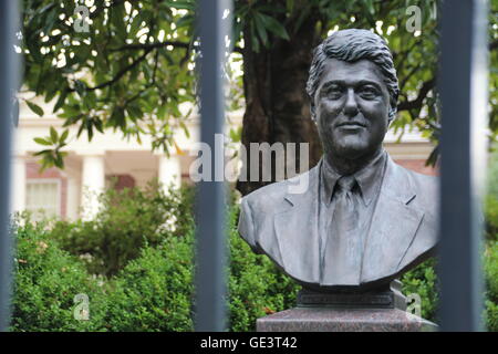 Un buste de Bill Clinton est dans le jardin de l'hôtel particulier du gouverneur à la fin de la rue du centre de Little Rock, Arkansas, États-Unis, comme on l'a vu le 01 juillet 2016. Dans la chambre, Bill et Hillary a vécu durant son mandat comme gouverneur. Aujourd'hui, dans de nombreux cours avant le long de la rue Centre 'Hillary' signes ont été érigés. Photo : Christina Horsten/dpa Banque D'Images