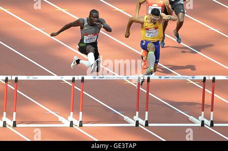 Londres, Royaume-Uni. 23 juillet, 2016. Kerron Clement (USA) et Yasmani Copello (TUR) sauter le dernier obstacle ensemble dans la mens 400m haies. Jeux d'anniversaire. London Diamond League. Stade olympique. Queen Elizabeth Olympic Park. Stratford. Londres. UK. 23/07/2016. Credit : Sport en images/Alamy Live News Banque D'Images