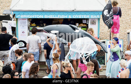 Brighton Sussex uk 23 juillet 2016 - Des centaines de personnes prennent part à la Marche de l'événement défilé de sirènes et à Brighton aujourd'hui . La quatrième marche annuelle du défilé de sirènes et de collecte a eu lieu à Brighton aujourd'hui conjointement avec le monde Cetacian WhaleFest et la sensibilisation de l'Alliance des aires marines de conservation : Crédit Simon Dack/Alamy Live News Banque D'Images