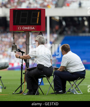 Queen Elizabeth Park, Londres, UK. 23 juillet, 2016. Londres anniversaire d'athlétisme. La piste des marques officielles du dernier tour de la Womens 5000m steeple avec la sonnerie. Credit : Action Plus Sport/Alamy Live News Banque D'Images