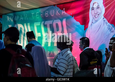 Kuala Lumpur, Malaisie. 23 Juin, 2016. Nurul Anwar jette une Hari Raya maison ouverte au public dans Lucky Garden, Kuala Lumpur. Credit : Danny Chan/Alamy Live News. Banque D'Images