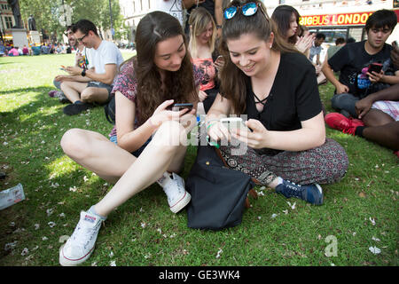 Londres, Royaume-Uni. 23 juillet, 2016. Des centaines de joueurs enthousiastes descendre avec leurs appareils mobiles sur le centre de Londres de recueillir pour la première messe Pokemon rendez Partie Lure en Angleterre depuis que le jeu a été lancé le 23 juillet 2016 à Londres, Royaume-Uni. Rendez-Pokémon est un free-to-play de l'augmented reality mobile game développé par Niantic pour iOS et Android. Il a été publié dans la plupart des régions du monde en juillet 2016. Crédit : Michael Kemp/Alamy Live News Banque D'Images