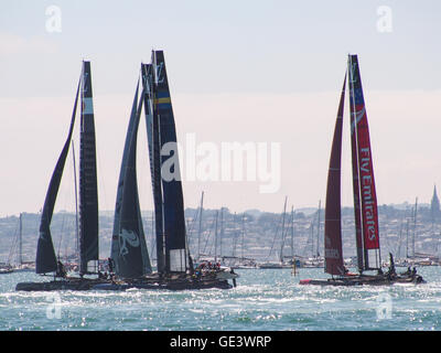 Portsmouth, Angleterre 23 juillet 2016. Des équipes du monde entier se bousculent pour la position au cours de la première journée de course dans l'Americas Cup world series dans le Solent. crédit : Simon Evans/Alamy live news Banque D'Images
