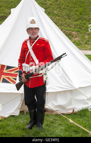 Le Château de Tutbury, Staffordshire, Royaume-Uni. 23-07-2016. Phil Joynson de la guerre des Boers Groupe réunit Tutbury Castle Retour à la vie le samedi 23 juillet. Ce fantastique groupe de reconstitution dépeint la vie et l'époque des britanniques et boers au cours de la fin du xixe siècle. Les reconstitutions historiques fascinants fera preuve de l'expérience des combattants et des civils pendant cette période. Le groupe va recréer à l'aide d'authentiques batailles armes et costumes de l'époque. Affiche sera mis en scène pour montrer les armes, uniformes, les exercices militaires et les aspects de la vie quotidienne. Credit : Cernan Elias/Alamy Live News Banque D'Images