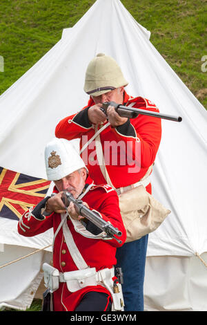 Le Château de Tutbury, Staffordshire, Royaume-Uni. 23-07-2016. Phil Joynson & Cary Curtis de la guerre des Boers Groupe réunit Tutbury Castle Retour à la vie le samedi 23 juillet. Ce fantastique groupe de reconstitution dépeint la vie et l'époque des britanniques et boers au cours de la fin du xixe siècle. Les reconstitutions historiques fascinants fera preuve de l'expérience des combattants et des civils pendant cette période. Le groupe va recréer à l'aide d'authentiques batailles armes et costumes de l'époque. Affiche sera mis en scène pour montrer les armes, uniformes, les exercices militaires et les aspects de la vie quotidienne. Credit : Cernan Elias/Alamy vivre Banque D'Images