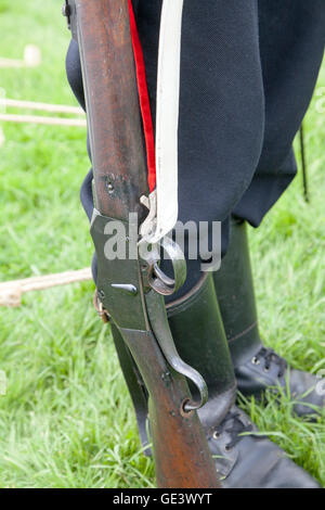 Le Château de Tutbury, Staffordshire, Royaume-Uni. 23-07-2016. Guerre des Boers groupe Tutbury Castle à la vie le samedi 23 juillet. Ce fantastique groupe de reconstitution dépeint la vie et l'époque des britanniques et boers au cours de la fin du xixe siècle. Les reconstitutions historiques fascinants fera preuve de l'expérience des combattants et des civils pendant cette période. Le groupe va recréer à l'aide d'authentiques batailles armes et costumes de l'époque. Affiche sera mis en scène pour montrer les armes, uniformes, les exercices militaires et les aspects de la vie quotidienne. Credit : Cernan Elias/Alamy Live News Banque D'Images