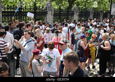 Big Ben, Londres 23 Juillet 2016 - Des centaines de joueurs enthousiastes réunis avec leurs appareils mobiles en dehors de Big Ben, London de recueillir pour la première messe Pokemon rendez Partie Lure en Angleterre depuis que le jeu a été lancé le 23 juillet 2016. Rendez-PokŽmon est un jeu de réalité augmentée en fonction du lieu de jeu portable développé par Niantic pour iOS et Android. Il a été publié dans la plupart des régions du monde en Juillet 2016 Crédit : Dinendra Haria/Alamy Live News Banque D'Images