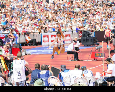 London.UK. 23 juillet 2016. Katarina Johnson-Thompson remporte le saut en longueur femmes à la London Anniversaire Jeux en tant qu'elle a sauté 6,84m - juste à 8 cm - un record personnel sur sa quatrième tentative de gagner et de stimuler ses espoirs pour les Jeux Olympiques de Rio. Crédit : Brian Minkoff/Alamy Live News Banque D'Images