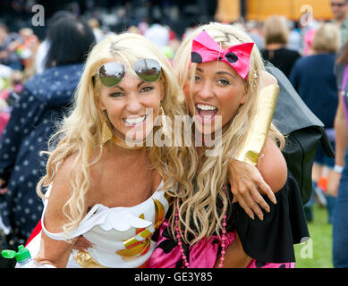 Perth, Ecosse, Royaume-Uni. 23 juillet, 2016. Les carnavaliers à Rewind 80s festival Scone Palace, Perth, Ecosse, Royaume-Uni Crédit : Derek Allan/Alamy Live News Banque D'Images