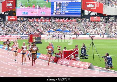 Londres, Royaume-Uni. 23 juillet, 2016. Shelayna Oskan-Clarke gagne une course spectaculaire womens 800 mètres à Londres jeux anniversaire 2016 meilleure performance de la saison avec une minute de temps de 59,46. Crédit : Brian Minkoff/Alamy Live News Banque D'Images