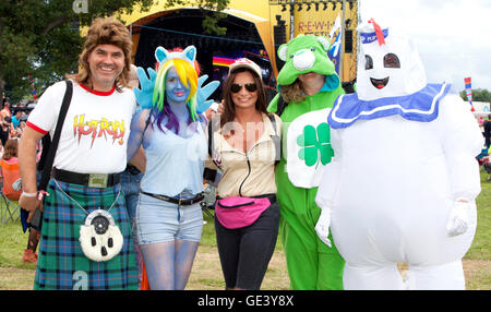 Perth, Ecosse, Royaume-Uni. 23 juillet, 2016. Les carnavaliers à Rewind 80s festival Scone Palace, Perth, Ecosse, Royaume-Uni Crédit : Derek Allan/Alamy Live News Banque D'Images