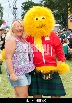 Perth, Ecosse, Royaume-Uni. 23 juillet, 2016. Les carnavaliers à Rewind 80s festival Scone Palace, Perth, Ecosse, Royaume-Uni Crédit : Derek Allan/Alamy Live News Banque D'Images