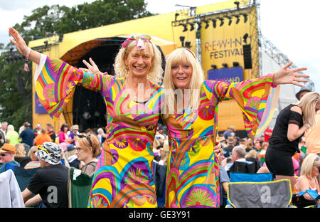 Perth, Ecosse, Royaume-Uni. 23 juillet, 2016. Les carnavaliers à Rewind 80s festival Scone Palace, Perth, Ecosse, Royaume-Uni Crédit : Derek Allan/Alamy Live News Banque D'Images