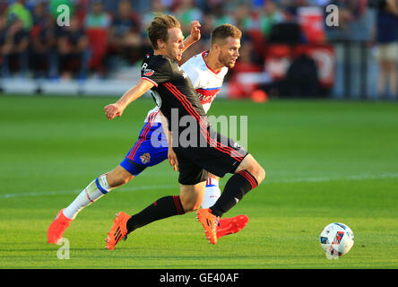 Toronto, Canada. 23 juillet, 2016. Eriq Zavaleta (Retour) de Toronto FC rivalise avec Jared Jeffrey de D.C. United pendant leur 2016 Major League Soccer (MLS) match à Toronto, Canada, le 23 juillet 2016. Le Toronto FC a gagné 4-1. © Zou Zheng/Xinhua/Alamy Live News Banque D'Images