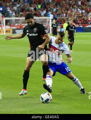 Toronto, Canada. 23 juillet, 2016. Sebastian Giovinco A (R) de Toronto FC rivalise avec Lamar Neagle de D.C. United pendant leur 2016 Major League Soccer (MLS) match à Toronto, Canada, le 23 juillet 2016. Le Toronto FC a gagné 4-1. © Zou Zheng/Xinhua/Alamy Live News Banque D'Images