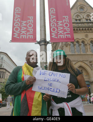 Glasgow, Écosse, Royaume-Uni 23 Juillet 2016. La communauté zimbabwéenne réunis sur Glasgow aujourd'hui à l'appui d'une protestation internationale contre la corruption dans leur pays du Zimbabwe. Scandant "assez c'est assez !", ils à Glasgow long avec leurs compatriotes à l'étranger, 50 s'est joint au reste du monde une manifestation organisée à travers les médias sociaux contre le gouvernement et son président Robert Mugabe Crédit : Gérard Ferry/Alamy Live News Banque D'Images