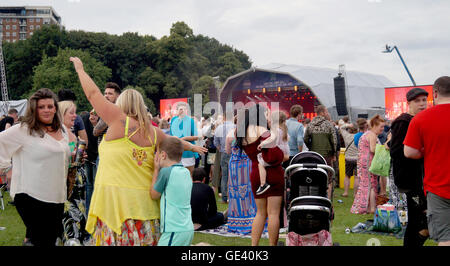 Liverpool, Royaume-Uni. 23 juillet, 2016. Les festivaliers s'amuser à Sefton Park, Liverpool pendant le Liverpool International Music Festival le samedi 23 juillet. Credit : Pak Hung Chan/Alamy Live News Banque D'Images