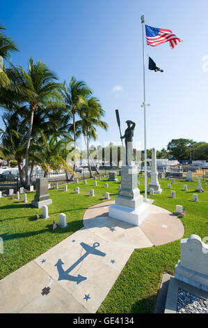 Statue et drapeau américain au milieu du cuirassé Maine section memorial au cimetière de Key West en Floride Banque D'Images