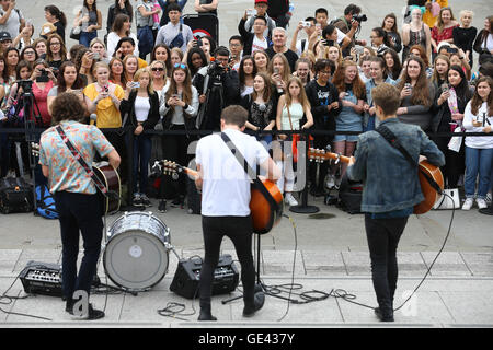 Brad Simpson, James McVey et Connor Ball de la bande signe Vamps à Trafalgar Square à Londres. 22.07.16. Banque D'Images