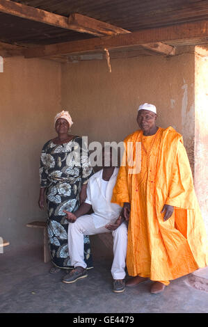 Portrait d'un fils à ses parents accueil devant leur maison à Ouagadougou Banque D'Images