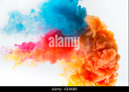 Rouge, jaune et bleu couleurs paint splash sur un fond blanc. Banque D'Images