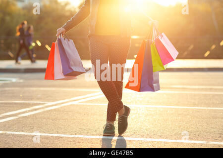 Woman holding her shopping sacs dans sa main - Let's go shopping concept Banque D'Images