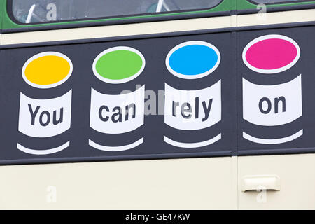 "Vous pouvez compter sur l' annonce de bus sur le côté de l'ancien bus à Poole pour célébrer Hants & Dorset (plus) Bus centenaire en juillet Banque D'Images