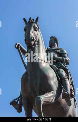 La province de Florence, Florence, Toscane, Italie. Equestrian statue en bronze de Ferdinand I de Médicis, Grand-duc de Toscane. Banque D'Images