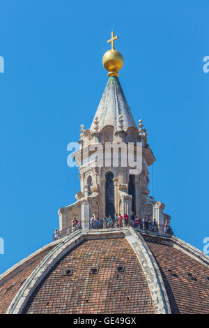 La province de Florence, Florence, Toscane, Italie. Le dôme de la cathédrale, ou la cathédrale. Les visiteurs d'admirer la ville à partir de la coupole. Banque D'Images