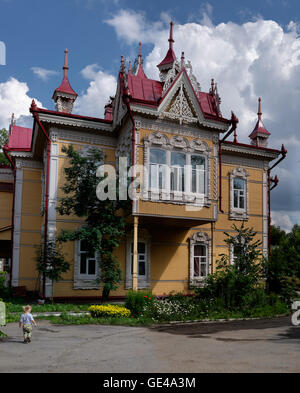 L'une des plus belles maisons en bois en Russie. La véritable perle de l'architecture en bois. Chambre avec firebirds. Banque D'Images