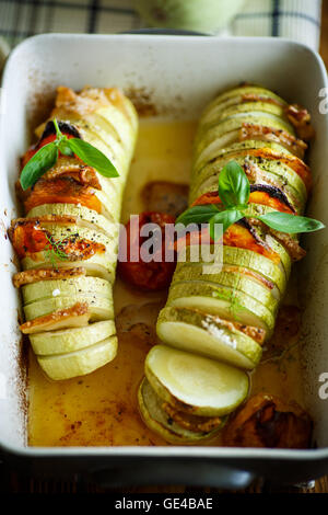 Courgettes farcies au légumes cuits au four Banque D'Images