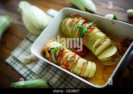 Courgettes farcies au légumes cuits au four Banque D'Images