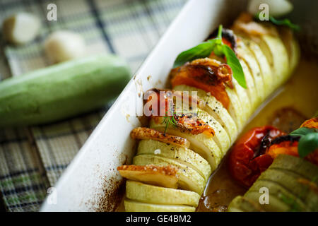 Courgettes farcies au légumes cuits au four Banque D'Images