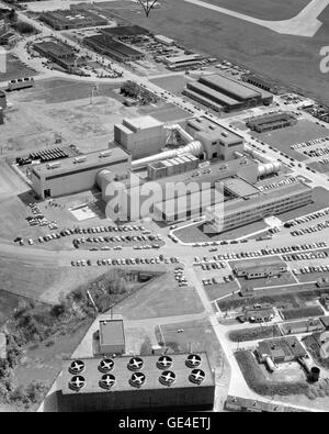 La National Advisory Committee for Aeronautics (NACA) Lewis Research Center 10pi x 10pi Soufflerie supersonique unitaire est affiché au centre de cette photo. Le Plan Soufflerie unitaire Loi du Congrès, une loi sur l'après-guerre, stipulait que les tunnels aérodynamiques NACA devaient être mis à la disposition de l'industrie pour l'essai. Cette poussée a été d'encourager l'amélioration des moteurs d'avion. Cette vue aérienne montre la taille de l'installation. Le Centre de recherche de Lewis est maintenant connu sous le nom de John H. Glenn Research Center. Image #  : C1956-42303 Date : 23 Mars 1956 Banque D'Images