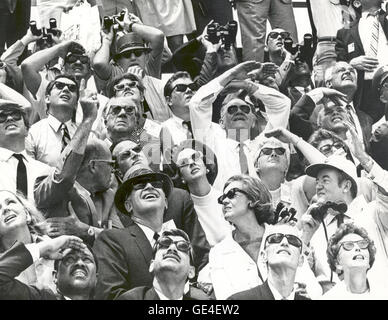 Centre Spatial Kennedy Directeur adjoint pour l'Administration, Albert Siepert, assis à gauche sur la troisième ligne, souligne les points saillants de Apollo 10 décollage à la Belgique est le Roi Baudouin et La Reine Fabiola. À côté de la reine est Mme Siepert. L'ancien Vice-Président Hubert Humphrey, dans baseball cap à droite, des entretiens avec M. et Mme Emil Mosbacher une lettre touchant, assis à côté de lui. M. Mosbacher une lettre touchant aux États-Unis est le chef du Protocole. Les astronautes d'Apollo 10 ont été lancés par un Apollo/Saturn V véhicule spatial à 12:49 pm HAE, le 18 mai 1969, à partir de l'ensemble de lancement KSC 39B. Image #  : 108-KSC-69P-352 Date : 18 mai, 1969 Banque D'Images