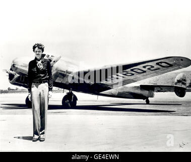 (Inconnu) Amelia Earhart debout devant le Lockheed Electra dans laquelle elle a disparu en juillet 1937. Né à Atchison, Kansas en 1897, Amelia Earhart n'a pas commencé le vol jusqu'à après son déménagement en Californie en 1920. Après avoir suivi des cours de pionnier de l'aviation Neta Snook dans un Curtiss Jenny, Earhart a entrepris de briser les enregistrements de vol, brisant les records d'altitude des femmes en 1922. Earhart promu continuellement dans l'aviation et, en 1928, a été invité à être la première femme à traverser l'Atlantique. Les pilotes d'accompagnement Wilmer Stultz et Louis Gordon comme passager sur le Fokker Friendship, Earhart Banque D'Images